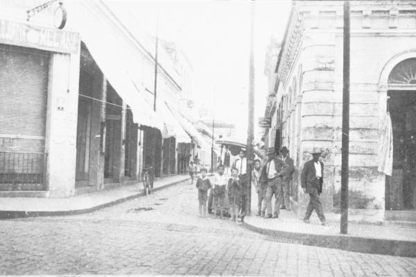 Esta foto da Franca bem antiga mostra o cruzamento da então rua Tibiriçá, hoje Voluntários da Franca, e rua do Comércio, onde está parte do calçadão. Data de 1926, aparecendo na esquina a relojoaria do sr. Antônio Melani, hoje Ótica Melani, da família Luc